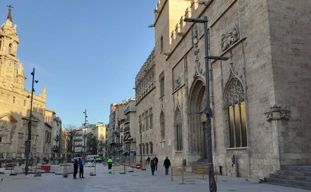 La plantación de árboles en el entorno de la Lonja se retrasa por miedo al botellón en Fallas