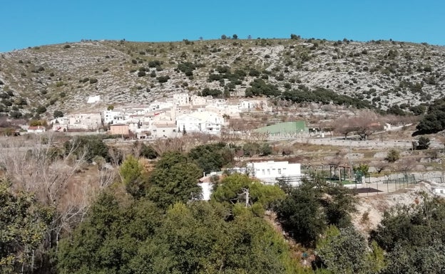 Dos alumnas proyectan un jardín botánico en Tollos gracias a una beca 'Erasmus rural'