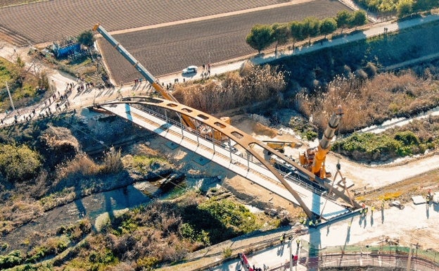 Obras Públicas coloca la estructura de la pasarela ciclopeatonal sobre el Carraixet entre Alboraya y Almàssera