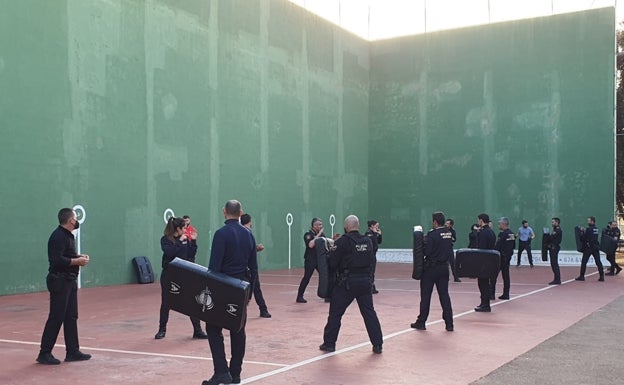 Policías de l'Alcúdia de Crespins, Canals, Genovés y Aielo de Malferit se forman en el uso del bastón extensible