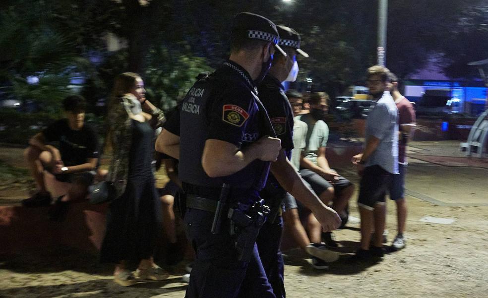El Ayuntamiento de Valencia pedirá a las fallas del entorno de la Lonja más vigilantes por el botellón