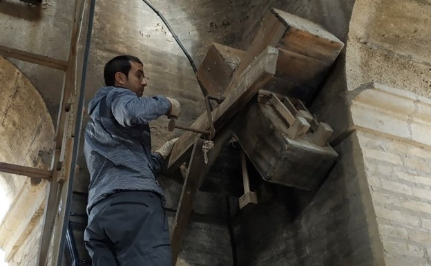 El campanario de Muro rescata del olvido el sonido de su matraca