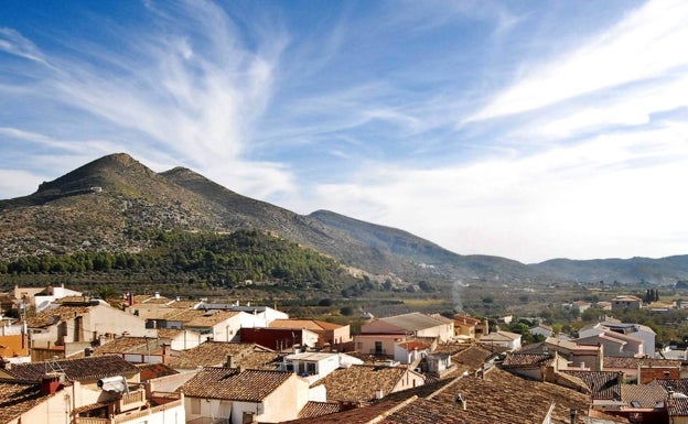 Los bomberos tratan de sofocar un incendio forestal en Alcalalí cerca de una zona de chalés