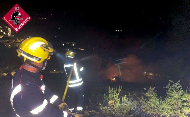 Extinguido de madrugada el incendio forestal en Alcalalí