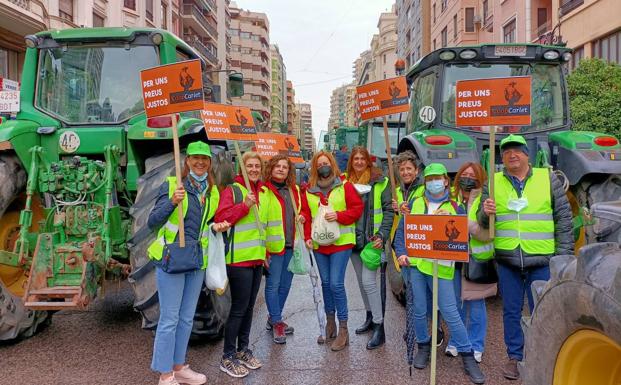 Más de 8.000 personas y 250 tractores salen a la calle por el campo valenciano