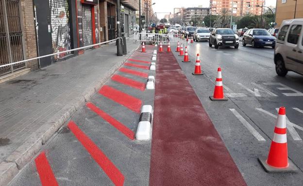 Carril para peatones en la calzada de Pérez Galdós