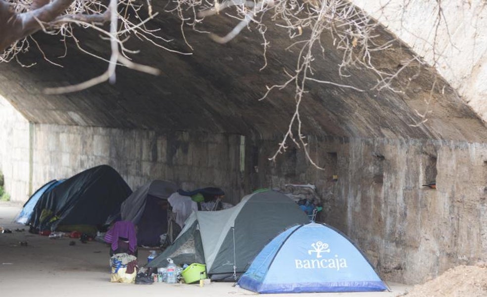 Compromís barajó multar a los indigentes que acamparan con tiendas en la calle