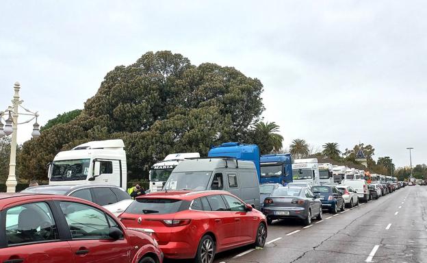 La manifestación de los transportistas colapsa el paseo de la Alameda