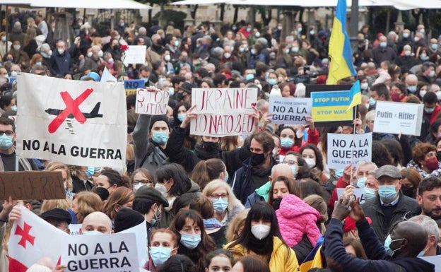 Más de dos mil personas claman contra la guerra en Valencia