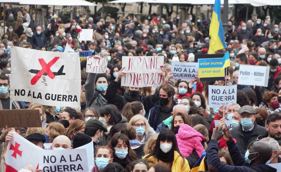 Más de dos mil personas claman contra la guerra en Valencia