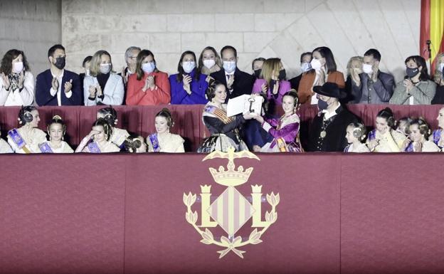 Nerea elige el buganvilla para brillar en las Torres de Serranos