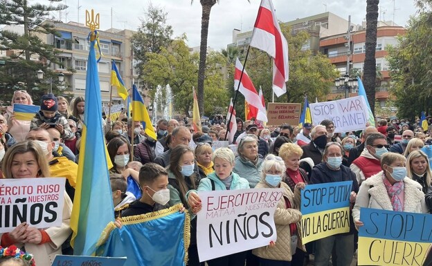 Torrevieja dice 'No a la guerra' en una numerosa concentración: «Queremos paz para Ucrania»