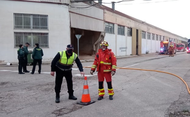 Un incendio afecta a una fábrica de ataúdes en l'Alcúdia