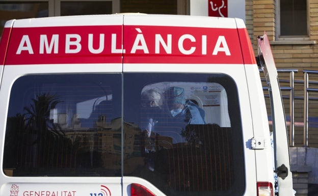 Un hombre de 72 años cae de un primer piso en Santa Pola mientras arreglaba un toldo