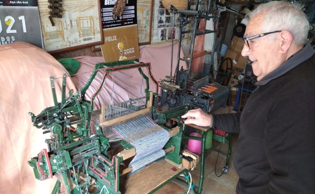 La historia del telar, reproducida a pequeña escala en un garaje de Benilloba