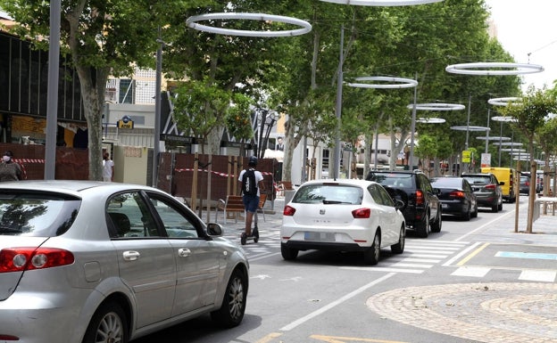 Herido el conductor de un patinete tras una colisión con un autobús en Benidorm