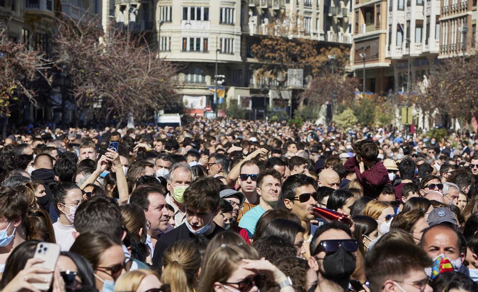 Calor y rock and roll en la mejor mascletà para empezar las Fallas