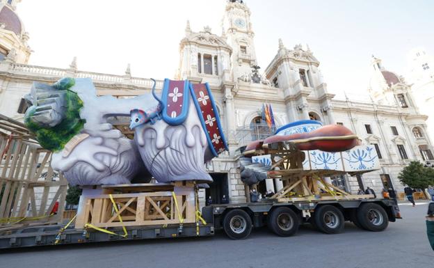 La falla municipal llega a la plaza del Ayuntamiento de Valencia