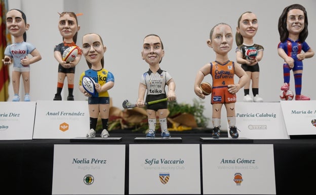 13 deportistas valencianas reciben el ninot fallero de 'Juegan ellas, ganamos todos', que impulsa Teika