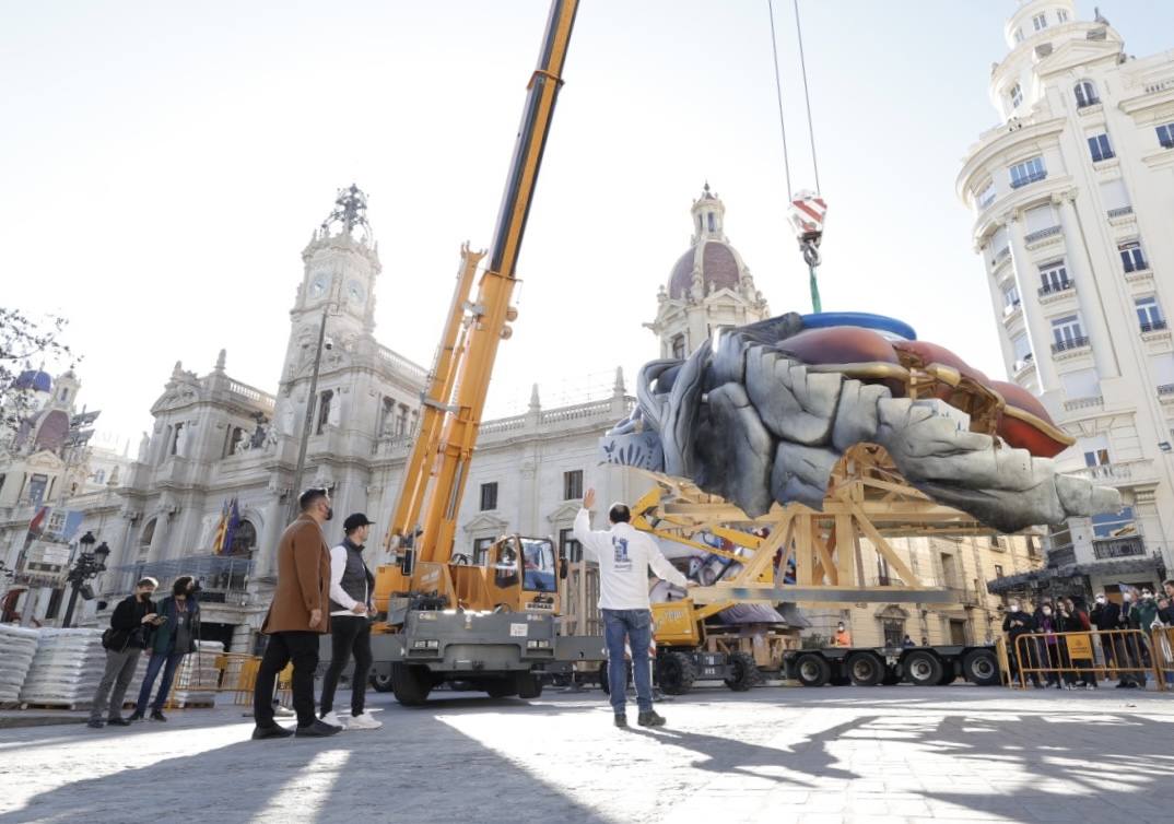 La falla municipal llega a la plaza del Ayuntamiento de Valencia