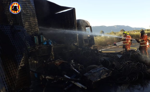 Calcinado un camión en la A-35 a la altura de Vallada