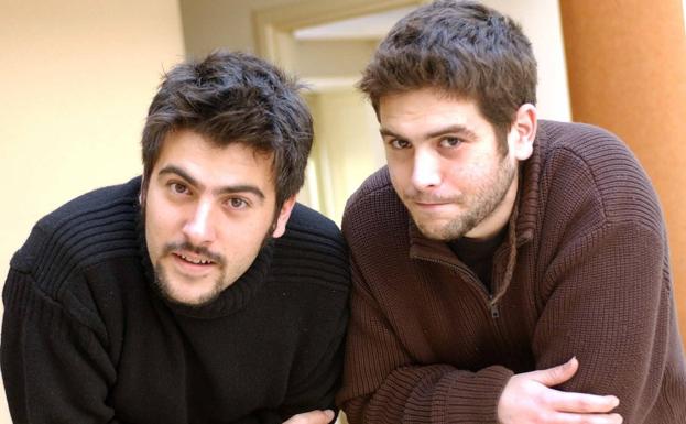 El salto a la fama de Estopa: así pasaron los hermanos Muñoz de trabajar en la SEAT al 'top' de las listas de éxitos