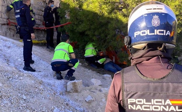 Rescatan a un hombre en Alicante que se precipitó por un terraplén y quedó enredado en las ramas de un árbol durante cinco horas