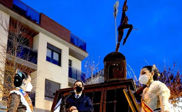 Una 'Estoreta' de hierro homenajea a las Fallas de Paterna