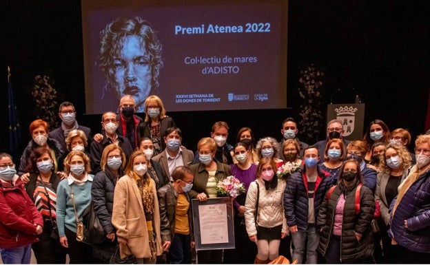 Las madres de la Asociación Adisto de Torrent reciben el premio Atenea