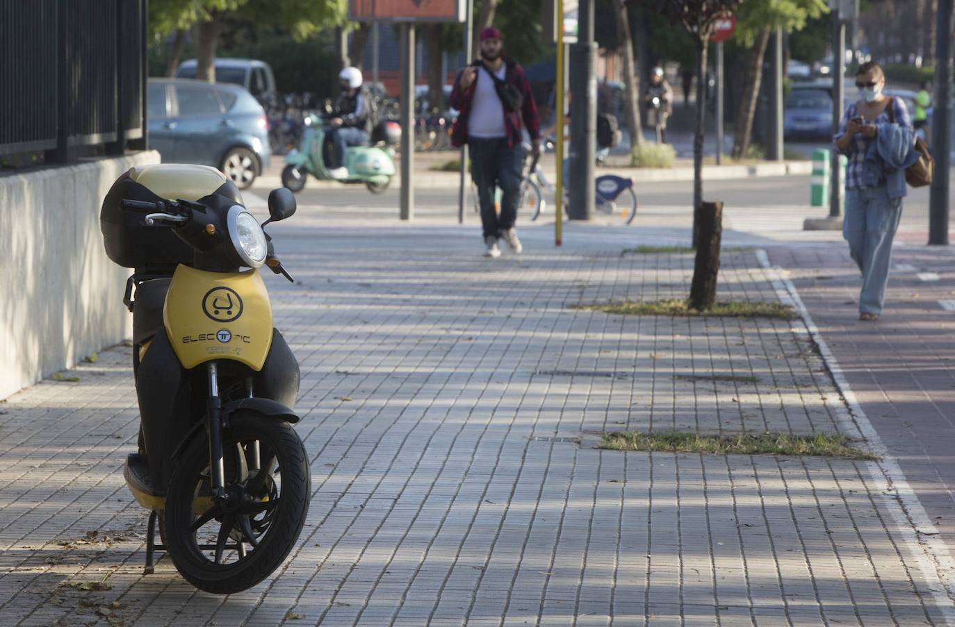 Las empresas de alquiler de motos, obligadas a pagar su deuda antes de lograr la licencia en Valencia