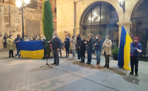 Concentración en Castalla para condenar la guerra de Ucrania