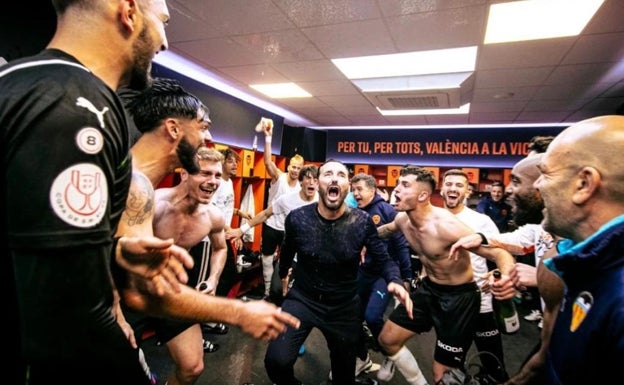 Bordalás bañado de champán y la locura de Hugo Duro: así fue la celebración dentro del vestuario del Valencia