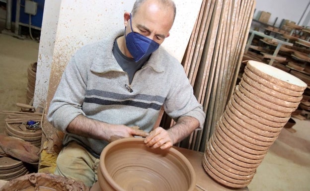 Una serie limitada de 200 ollas de barro llevará la marca del colectivo artesano de Alaquàs del siglo XV