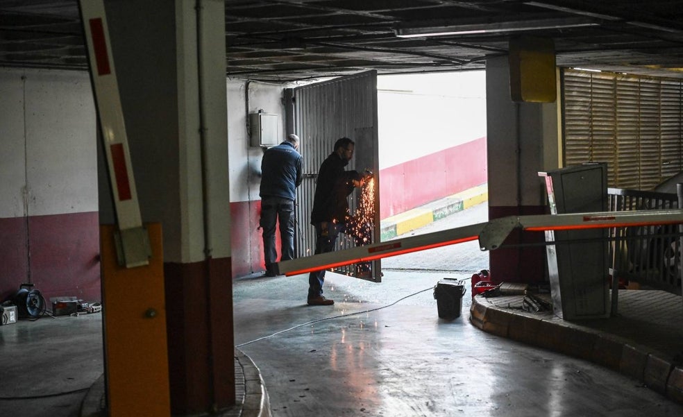 Desalojan de indigentes el parking de Tres Cruces para iniciar la limpieza y reforma