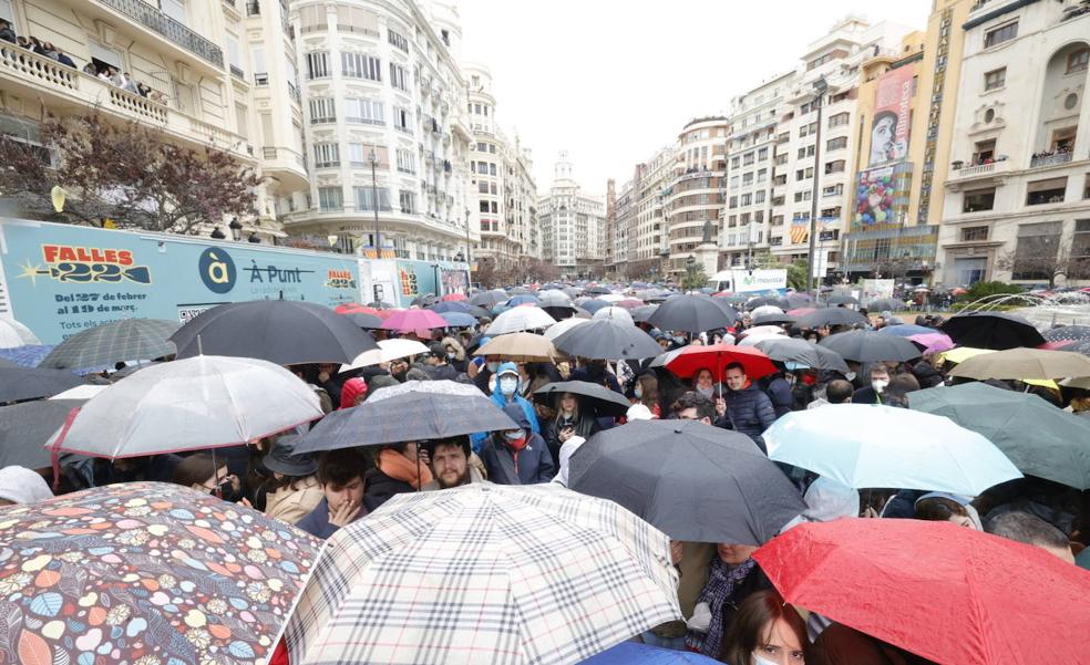 Mascletà de Pirotecnia Gironina bajo la intensa lluvia