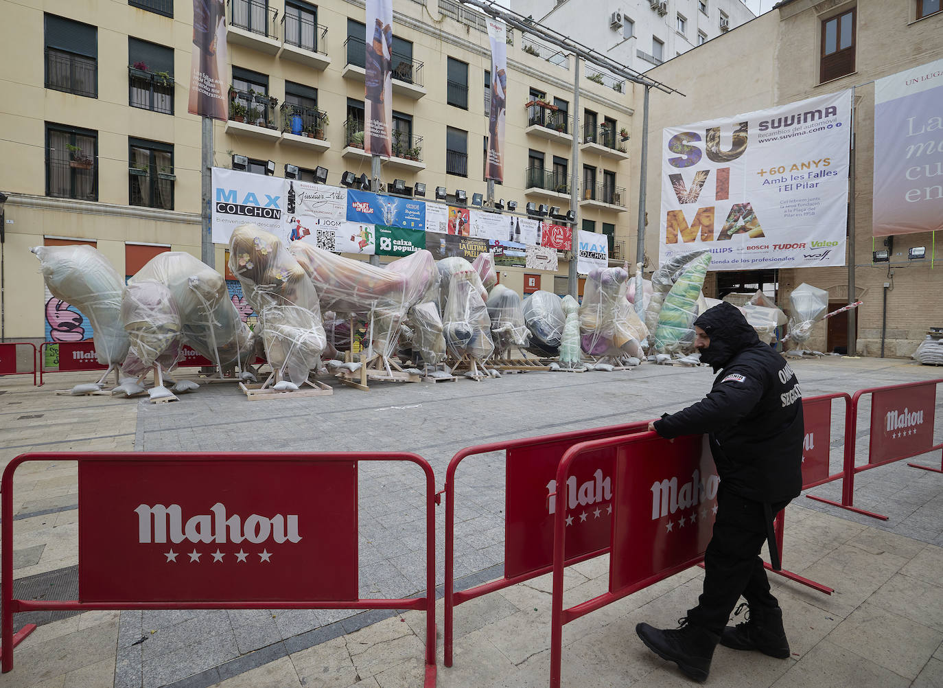 Fallas cubiertas de plástico por las lluvias