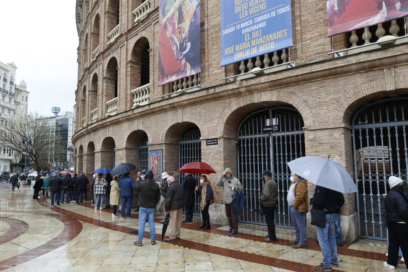 Colas en la Plaza de Toros de Valencia para comprar entradas para la Feria de Fallas