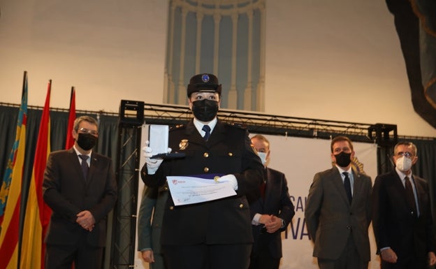 Una decena de agentes reciben la medalla al mérito con distintivo azul de la Policía Local de Xàtiva