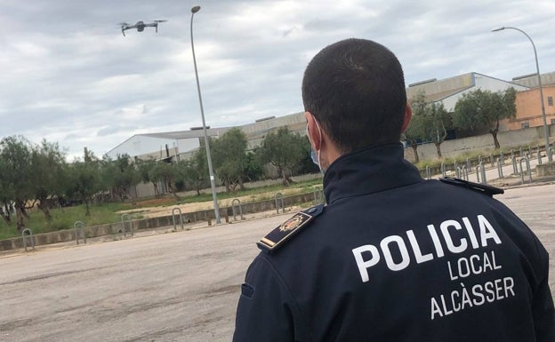 La Policía Local de Alcàsser identifica a un grupo de adolescentes por lanzar piedras a vehículos en la A-7