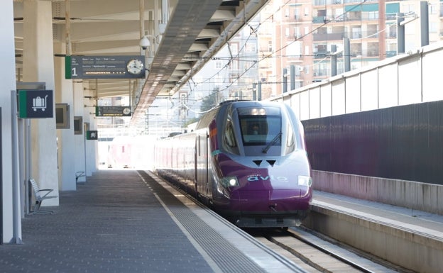 Adif estudia que algunos AVE valencianos paren en Atocha