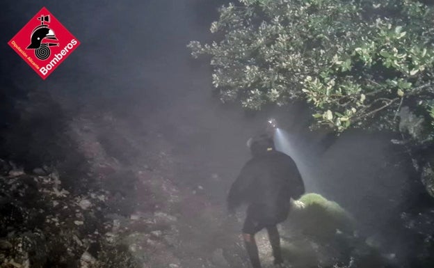 Los bomberos rescatan a un montañista de 70 años tras cuatro horas de angustia en el monte Ponoig