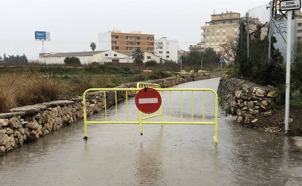 La lluvia obliga a cortar cinco caminos en Dénia