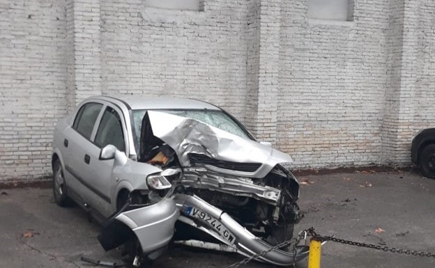 Detenido un conductor que estrelló su coche contra un árbol con sus hijos en el interior y quintuplicando la tasa de alcohol en Xàtiva