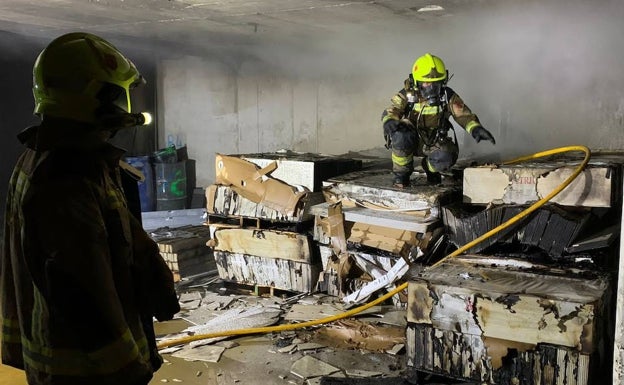 Un incendio calcina parte de una fábrica de palés de Alicante