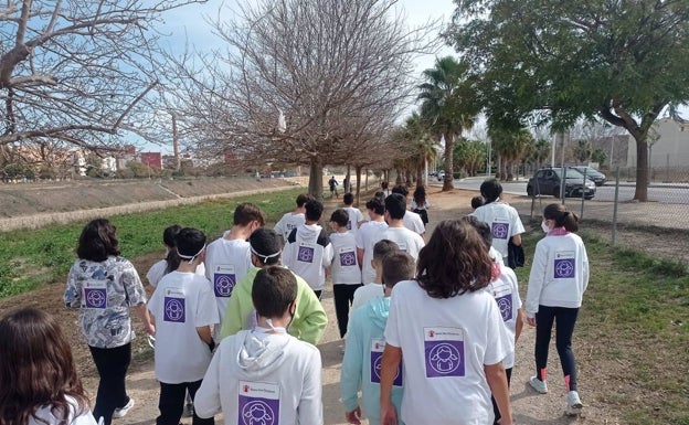 Alumnos del instituto Berenguer Dalmau de Catarroja participan en una 'Volta a peu' solidaria