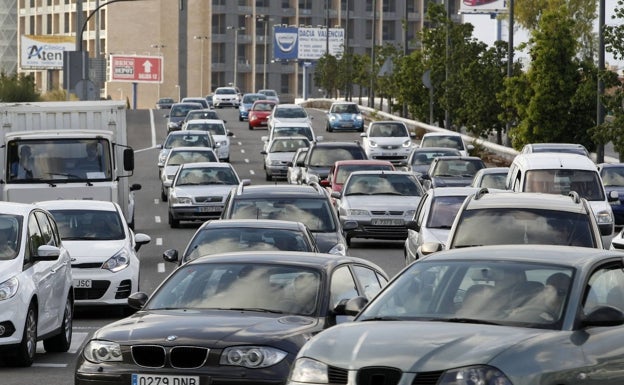 Los empresarios reclaman consenso antes de restringir Valencia a los coches contaminantes