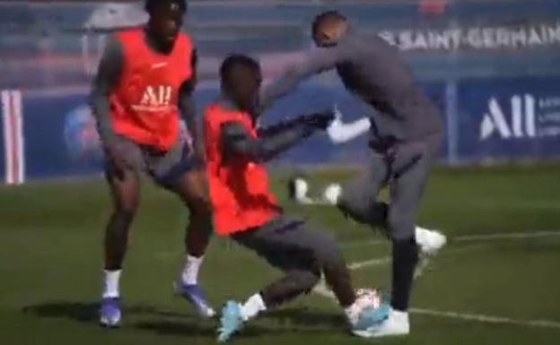 Vídeo | Así fue la lesión de Mbappé: el pisotón de Gueye y el brutal alarido que horroriza al PSG