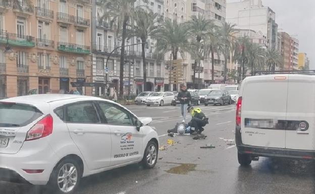 Una conductora con las gafas empañadas embiste con su coche a un motorista en Valencia