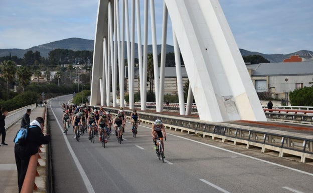 Un total de 700 atletas de toda la Comunitat participan en el XI Duatlón de Ontinyent