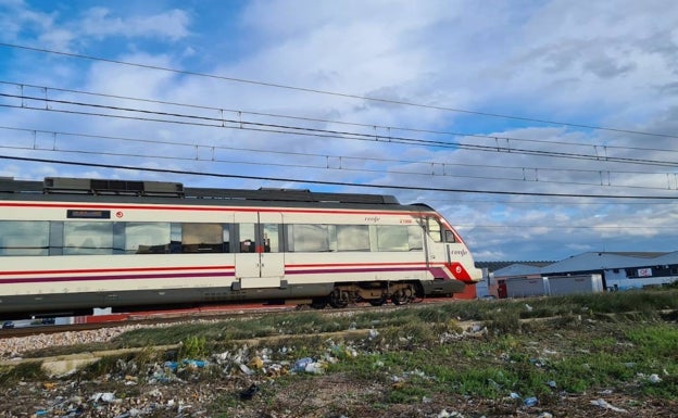 Decenas de jóvenes cruzan las vías de tren en Albal para acudir los fines de semana a una discoteca